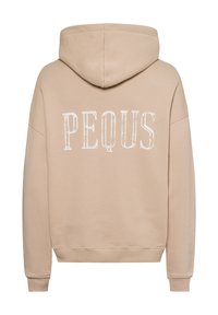 Beige hoodie met een achterontwerp waarop het woord "PEQUS" in het wit staat. Gemaakt van zachte stof, met een capuchon met trekkoord en geribbelde manchetten.