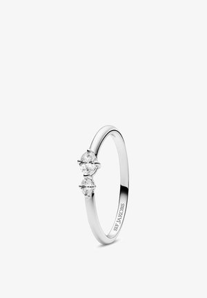 Sølvring med to klare, runde sten i en minimalistisk design. Glat band med poleret overflade, indgraveret med "SIF JAKOBS."