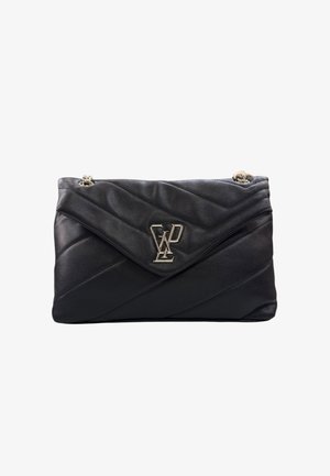 Borsa a tracolla in pelle nera trapuntata con catena argentata e logo WLAP argentato sulla chiusura del flap anteriore, isolata su sfondo bianco.