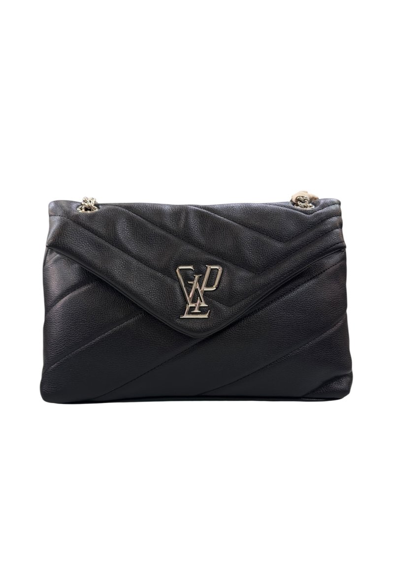 Borsa a tracolla in pelle nera trapuntata con catena argentata e logo WLAP argentato sulla chiusura del flap anteriore, isolata su sfondo bianco.