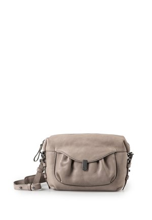Kleine taupekleurige leren crossbodytas met voorvak met klep, metalen sluiting en verstelbare riem op witte achtergrond.