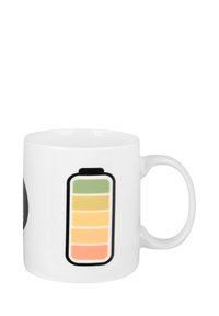 Mug in ceramica bianca con un grafiche di batteria che mostra barre verdi, gialle e arancioni, completato da un design semplice della maniglia.
