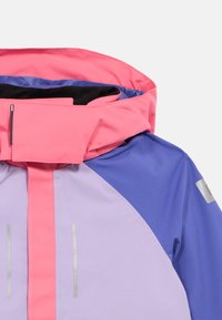 Παιδικό εξωτερικό τζάκετ με ροζ κουκούλα και μπροστινό φερμουάρ, ανοιχτό μωβ στήθος και μπλε μανίκια με ανακλαστικές ταινίες.