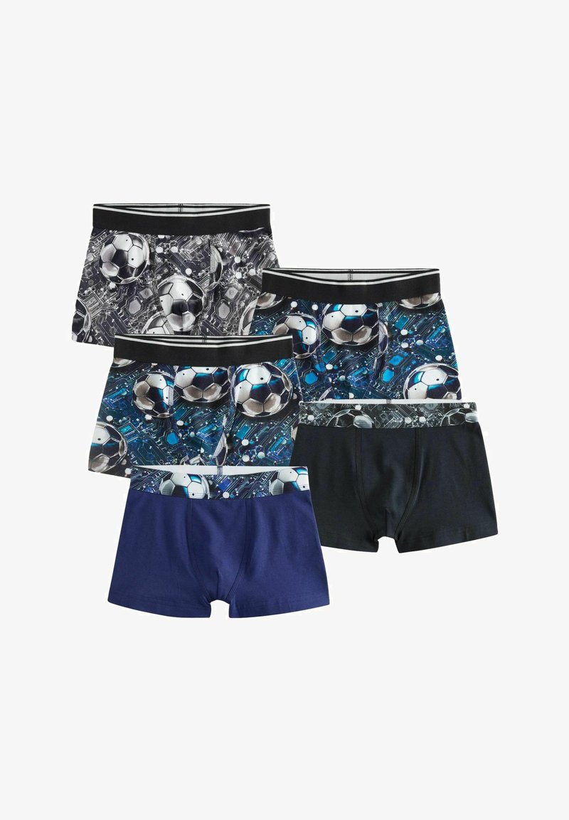 Fem drengebokserbriefs i sort, navy og mønstrede design med fodbold og printplade motiver med sorte taljebånd.