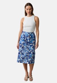 Gonna midi floreale con una stampa astratta blu e bianca, realizzata in tessuto leggero; presenta uno spacco frontale e una vita elasticizzata.