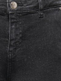 Crne traperice od denima s glatkom teksturom, srebrnim dugmadima i prednjim džepovima. Detalji šivanja su vidljivi duž šavova.