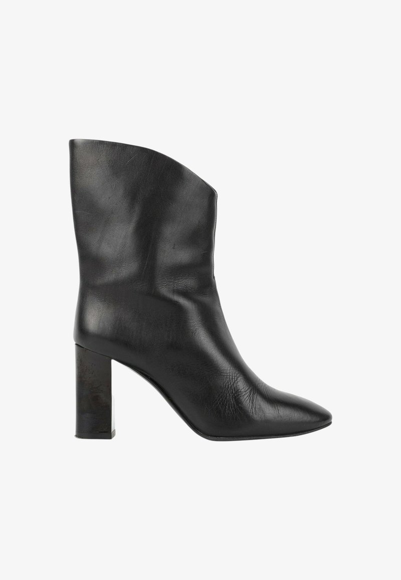 Botte femme en cuir noir mi-mollet avec un bout pointu et un talon haut épais, vue de profil sur fond blanc.