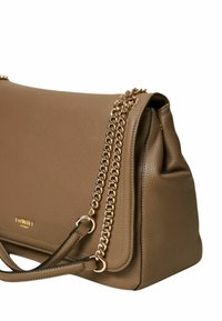 Borsa a spalla in pelle marrone con una finitura testurizzata, dotata di una tracolla in catena dorata e di un logo dorato sottile sul davanti.