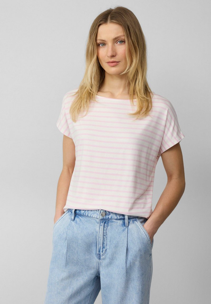 Lichtroze gestreept t-shirt met korte mouwen en een bootnek, gecombineerd met lichtblauwe denim broek met hoge taille.