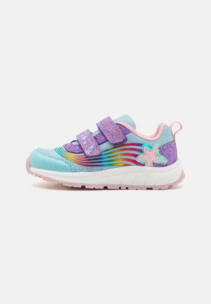 Bunte Sneaker mit einem blauen und lila Obermaterial, Glitzerelementen, Regenbogenstreifen, zwei Klettverschlüssen und einem Stern-Grafikdetail.