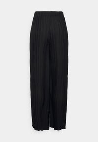 Pantaloni neri a pieghe con elastico in vita, gamba larga e finitura testurizzata, caratterizzati da un orlo leggermente sfilacciato in fondo.