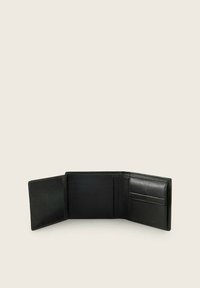 Zwart leren portemonnee, bi-fold ontwerp, gestructureerde buitenkant, meerdere kaartsleuven, één doorzichtige ID-venster en een vak voor briefgeld en munten.