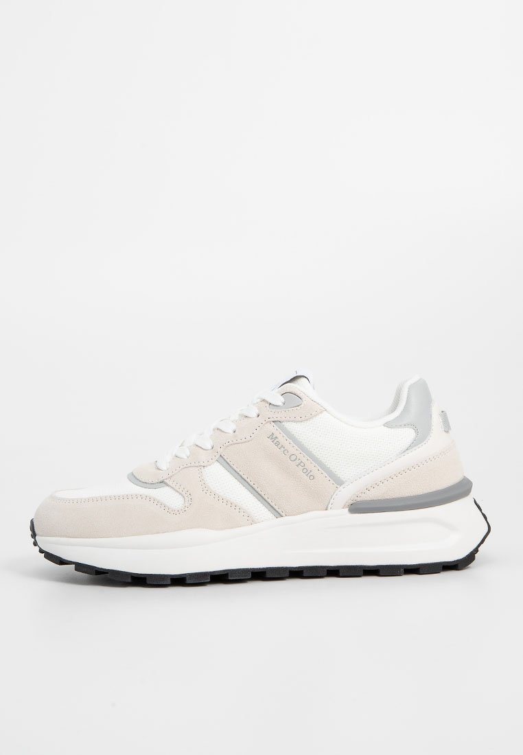 Lichtbeige en witte sneaker met een bovenwerk van suede, meshpanelen en een grijze accent; heeft een dikke witte zool en een zwarte antislipzool.