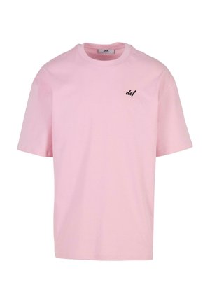 Tricou din bumbac roz cu guler rotund și mâneci scurte; prezintă un mic logo „def” negru pe pieptul stâng. Croială clasică, textură netedă.