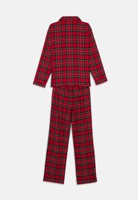 Czerwony pajama zestaw w kratę, składający się z długiego rękawa bluzki z kołnierzykiem oraz dopasowanych spodni z elastycznym pasem, wykonany z miękkiego materiału.