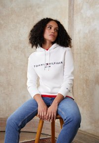 Tommy Hilfiger - HILFIGER HOODIE  - Ikdienas džemperis - white Miniatūras attēls 1