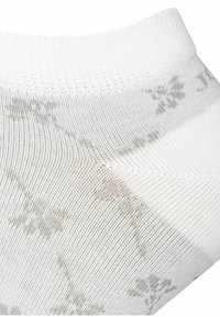 Hvide ankelsokker lavet af et blødt tekstil, med et lysegråt blomstermønster og ribbet kant for ekstra komfort og pasform.