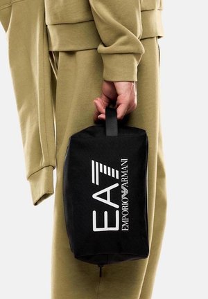 Beauty case nero con manico superiore, caratterizzato dal logo "EA7 EMPORIO ARMANI" in bianco, realizzato in tessuto resistente, di forma rettangolare.