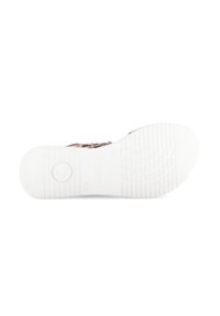 Sanda lan s bílou gumovou podrážkou s texturovaným vzorem. Vrchní část má design leopardího vzoru s hnědými a černými akcenty na světlém pozadí.