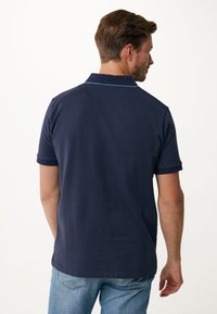 Námořnická modrá polokošile s krátkým rukávem, s klasickým límečkem a jemným světle modrým prošíváním na zadní straně límce.