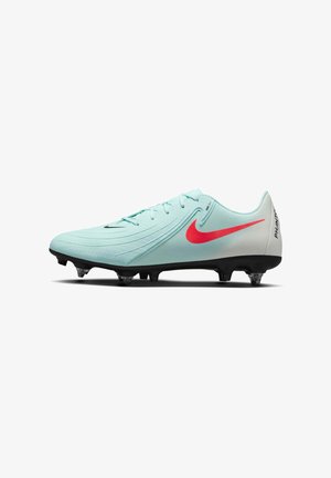 Lichtblauwe voetbalschoen met een gradient grijze hak, zwarte accenten en een rode Nike swoosh. Beschikt over een getextureerde bovenkant en driehoekige noppen.
