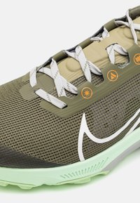 Nike Performance REACT TERRA KIGER 9 - Scarpe da trail running - medium olive/summit white/neutral olive/lilac bloom/light iron ore