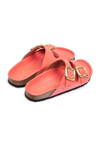 Sandalias de color coral hechas de material sintético, con dos correas anchas y hebillas doradas, plantilla de corcho y suela texturizada negra.