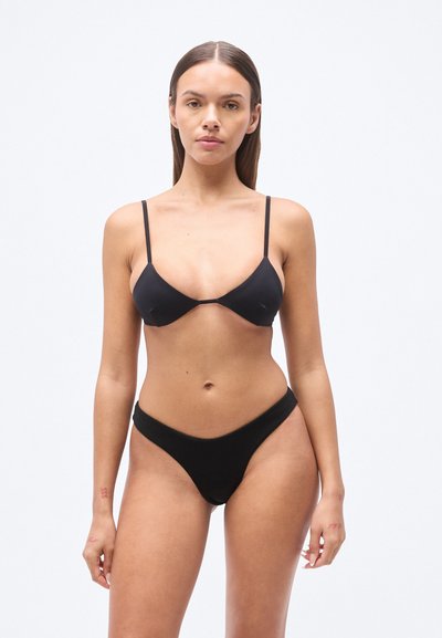 Μαύρο σετ μπικίνι που αποτελείται από τρίγωνο σουτιέν με λεπτές τιράντες και ταυτόχρονα σλιπ με ψηλή μέση, φτιαγμένο από ομαλό, ελαστικό υλικό.