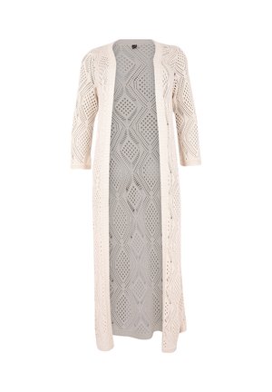 Lang cardigan med åben fortil i creme, med detaljerede diamant- og ovalmønstre, trekvartærmer og en let strikket tekstur.