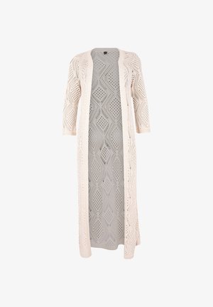 Lang cardigan med åben fortil i creme, med detaljerede diamant- og ovalmønstre, trekvartærmer og en let strikket tekstur.
