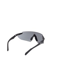 Ochelari de soare sport cu un design curbat, lentile de culoare gri închis și cadru din plastic negru. Pernele de nas notabile și capetele bratelor ajustabile.
