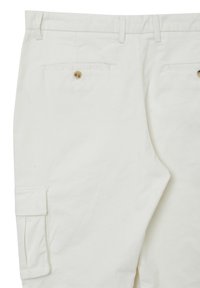 Weiße Baumwoll-Cargo-Hosen mit Rippstruktur, ausgestattet mit zwei Gesäßtaschen mit Knopfverschluss und einer seitlichen Cargo-Tasche.