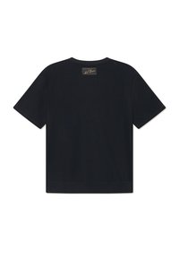 Tricou negru cu mânecă scurtă, dintr-un material texturat, cu croială dreaptă și o etichetă mică cu marcaj în partea din spate a gâtului.