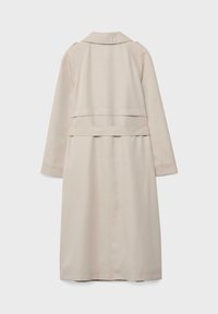 Lys beige trenchcoat lavet af glat stof, med krave, lange ærmer og bælte i taljen. Bagfra ses et enkelt design.