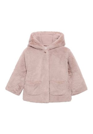 Chaqueta corta de peluche sintético rosa claro con capucha, que cuenta con un cierre de botones y dos bolsillos de parche en la parte frontal. Textura suave y corte holgado.
