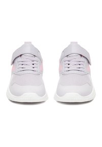 Jasnoszare sneakersy z detalami z siateczki, z przodem na sznurowadła i paskiem na rzep. Posiadają białe gumowe podeszwy i subtelne różowe akcenty.