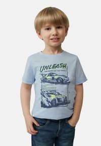 Lichtblauw T-shirt met een afbeelding van raceauto's en de tekst "ONTKETEN HET BEEST OP DE BANE!" Korte mouwen, van katoen, normale pasvorm.