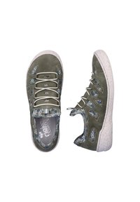 Chaussures en suede vert gris avec des accents floraux, des lacets élastiques et des semelles blanches mouchetées. Présentent des découpes sur les côtés pour la respirabilité.