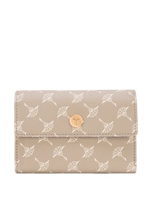 Portafoglio in pelle beige con motivo geometrico bianco ripetuto e chiusura con bottone rotondo dorato in rilievo con disegno floreale.