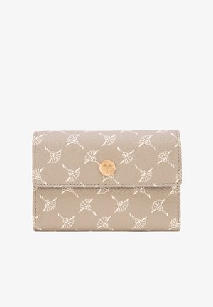 Beige læderpung med et gentagende hvidt geometrisk mønster og en rund guldknap med præget blomsterdesign.
