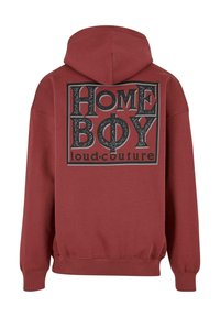 Bordová mikina s kapucňou, na zadnej strane s veľkou grafickou potlačou s textom "HOME BOY loud-couture" v čiernej a striebornej farbe.