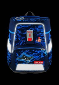 Mochila azul con un patrón de camuflaje, detalles reflectantes, un diseño destacado de un pulpo y una manta raya, y un logotipo de marca rojo.