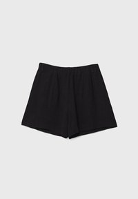 Shorts noirs taille haute sur mesure avec passants de ceinture, plis frontaux et ourlet droit, présentés sur un fond clair.
