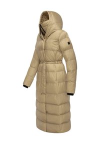 Lange beige pufferjas met een capuchon, gewatteerd ontwerp, een ceintuur in de taille en zwarte mouwaccenten. Heeft een ritssluiting aan de voorkant.