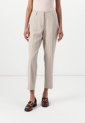 Beige skreddersydde bukser med en jevn tekstur, med flat foran, skrå lommer og en tapered ben design.