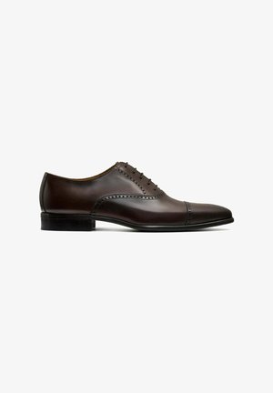 Brauner formeller Oxford-Schuh aus Leder mit geschlossener Schnürung, dekorativen Perforationen und niedrigem schwarzem Absatz, seitlich dargestellt.