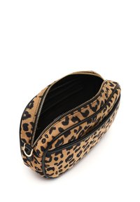 Pussi leopardikuvioinen, valmistettu pehmeästä kankaasta, jossa on vetoketjusuljin, mustat yksityiskohdat ja sisäiset taskut organisoimista varten.