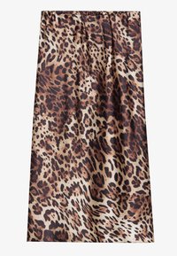 Tkanina s uzorkom leoparda u nijansama smeđe i krem, s glatkom teksturom i elastičnom strukom, koja pada u pravokutnom obliku.