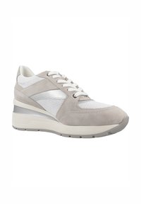 Zapatilla gris y blanca con materiales de ante y malla. Presenta una parte superior texturizada combinada, cierre de cordones y una suela en cuña para mayor altura.