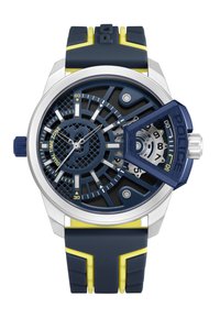 Blå och grå armbandsklocka med dual tidszon, gummistropp, lager av urtavla och djärva gula accenter. Inkluderar en distinkt klockkapseldesign.